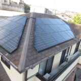 太陽光発電パネルが載ったカラーベストの屋根は簡単に再塗装できないのでカバー工法に【豊田市】