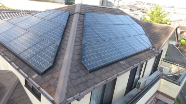 太陽光発電パネルが載ったカラーベストの屋根は簡単に再塗装できないのでカバー工法に【豊田市】