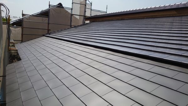 平板瓦と金属屋根のコラボした屋根の新築工事【東浦町】