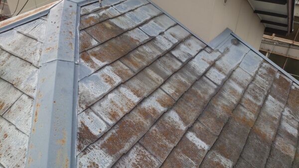 カラーベストの色落ちで困ってた屋根を石付き板金で重ね葺き【カバー工法】