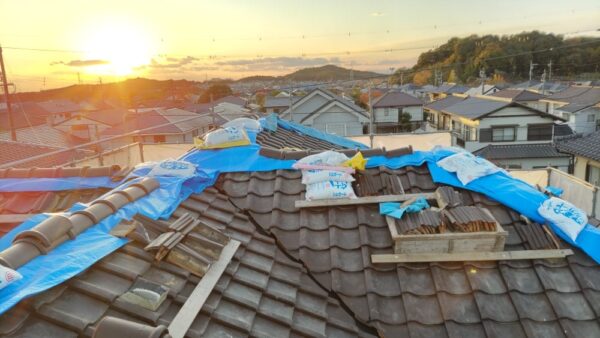 豊田市で和瓦の谷板金交換工事と棟を積み直して耐震化工事