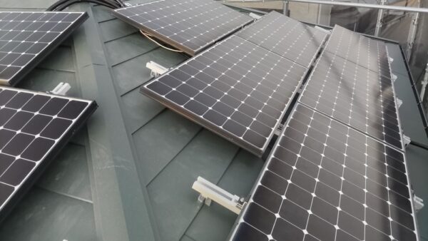 太陽光発電パネルが載った傷んだカラーベスト屋根をカバー工法してパネルを再設置
