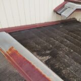 豊田市でカラーベストの屋根修理で石付き板金を重ね葺き