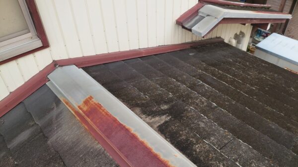 豊田市でカラーベストの屋根修理で石付き板金を重ね葺き