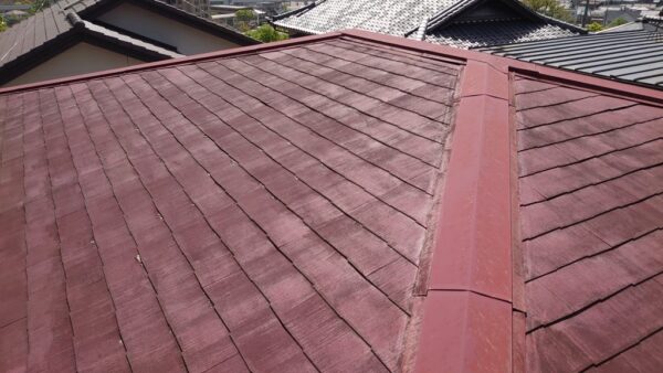 豊田市で隅棟部分から雨漏りしたカラーベスト屋根を石付き板金で重ね葺き