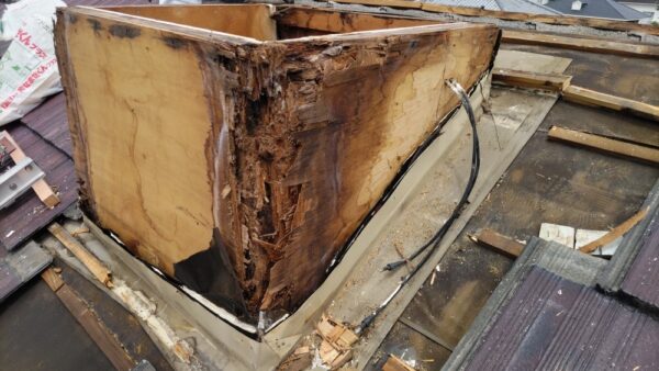 豊田市で換気用煙突周りからの雨漏り修理。廃番商品で屋根材がない時の対処法。