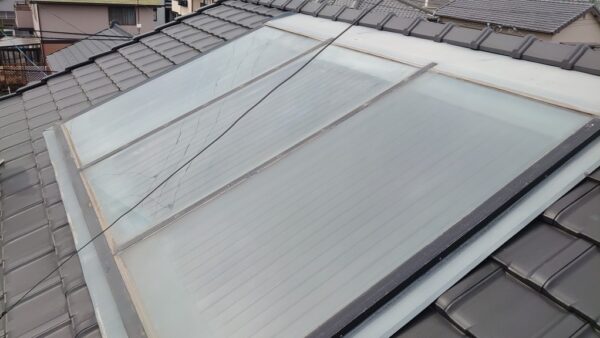 刈谷市で使わなくなった温水器を撤去して平板瓦で屋根リフォーム