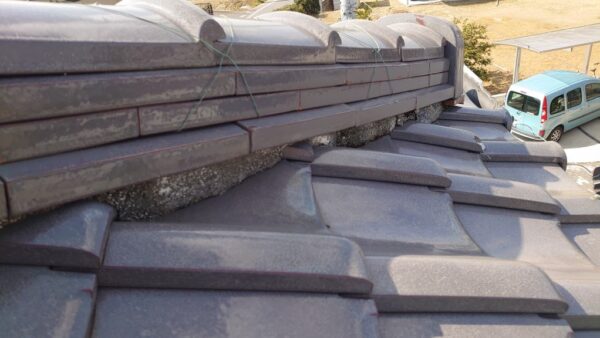 豊田市で和瓦の棟交換工事と破風板の板金巻工事で屋根リニューアル。
