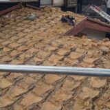 豊田市で雨漏りしてしまった下屋の瓦を撤去して石付き板金で屋根リフォーム