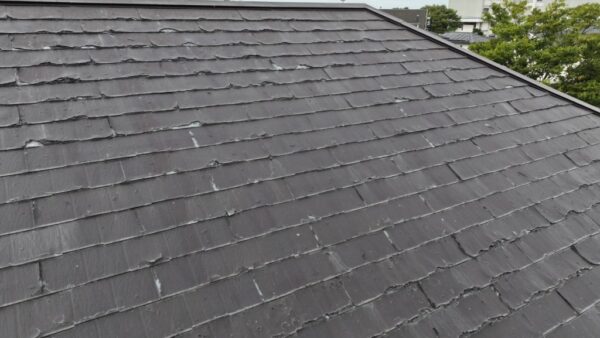 表面剥離した屋根材・パミールを石付き板金で重ね葺き【カバー工法】