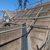 東海市で雨漏りしてしまったセメント瓦の屋根を石付き板金屋根に葺き替え工事