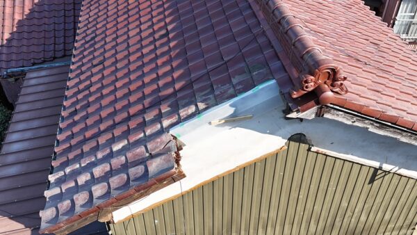 知多市で古い塩焼きの和瓦屋根の雨漏りで腐ってしまったケラバ部分の改修工事